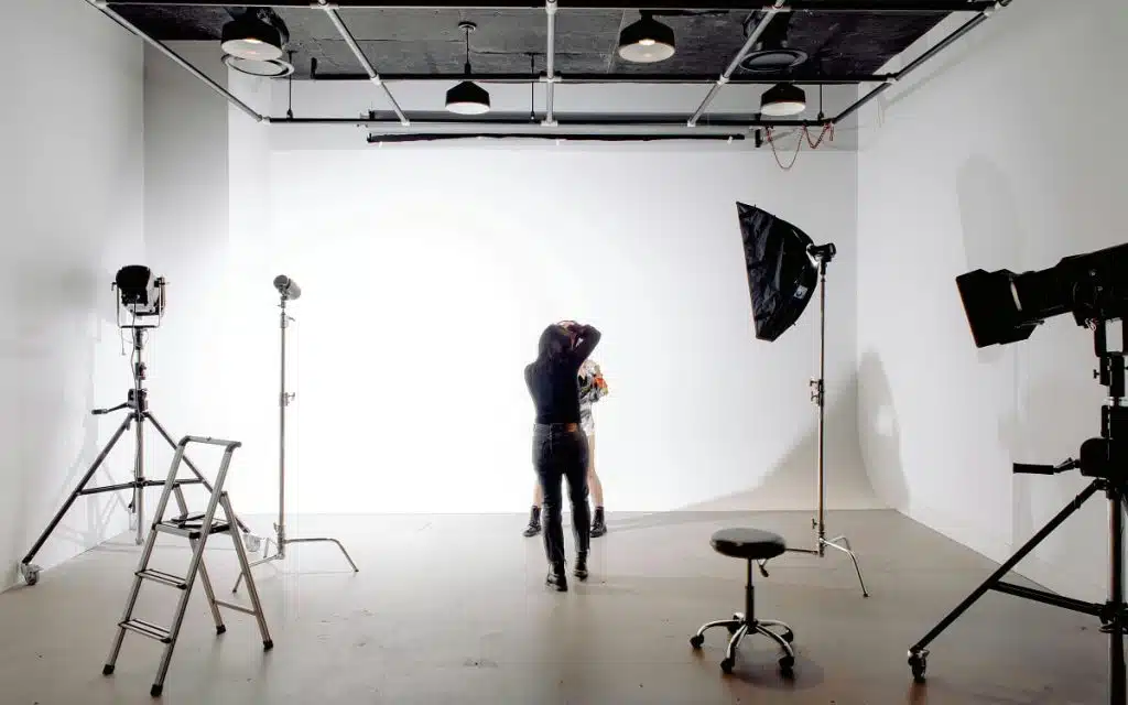 Fotoshooting in einem Fotostudio mit zwei Personen